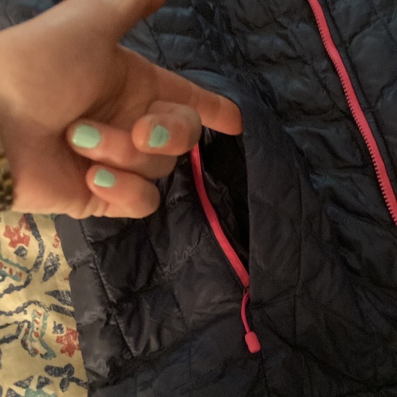 North Face lightweight down vest gently warn LIKE NEW IN GREAT CONDITION! - Picture 7 of 10